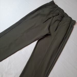 Lululemon Women's Size 8 On the Right Track Pant Dark Olive / Black